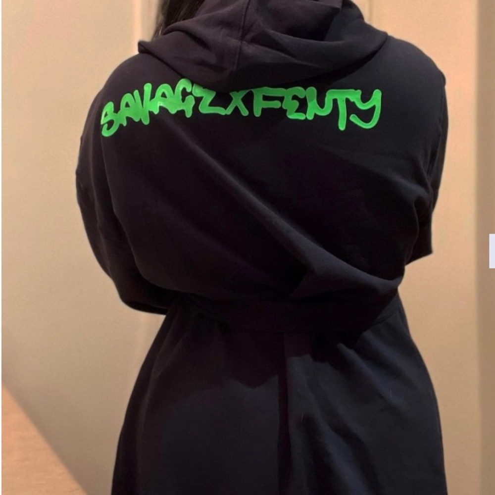 FOREVER SAVAGE FENTY BLACK NEON SHORT ROBE M-L